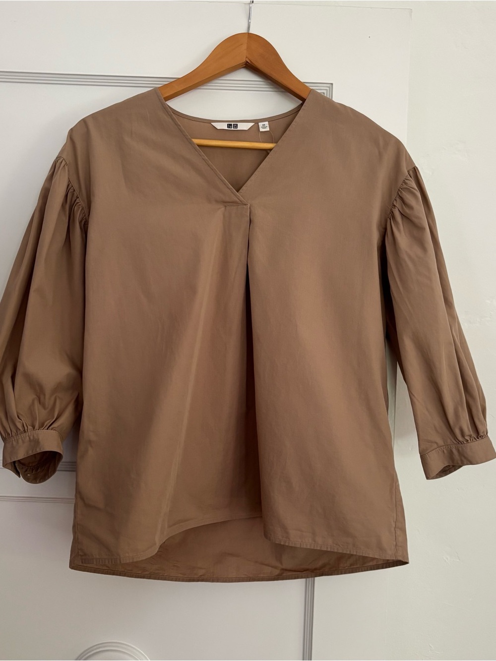 UNIQLO Women's Tan V-Neck puff sleeve  Poplin Blouse
